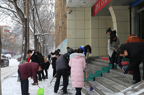 機電安裝公司：義務(wù)掃雪展企業(yè)文明風(fēng)采