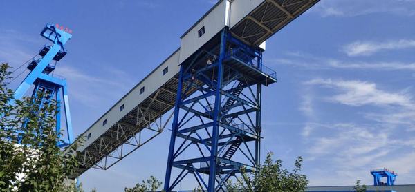 陜煤建設洗選煤運營公司安裝第二項目部山陽煤礦棧橋鋼架支腿除銹刷漆進行時