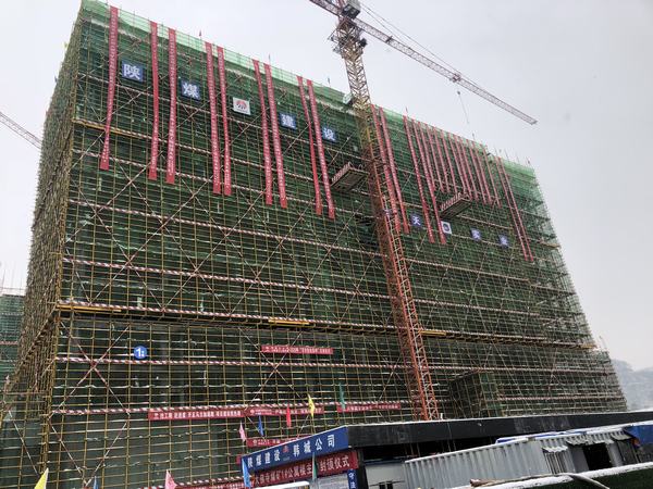 陜煤建設韓城分公司承建的彬長大佛寺礦新增生產生活設施1#職工宿舍工程順利封頂