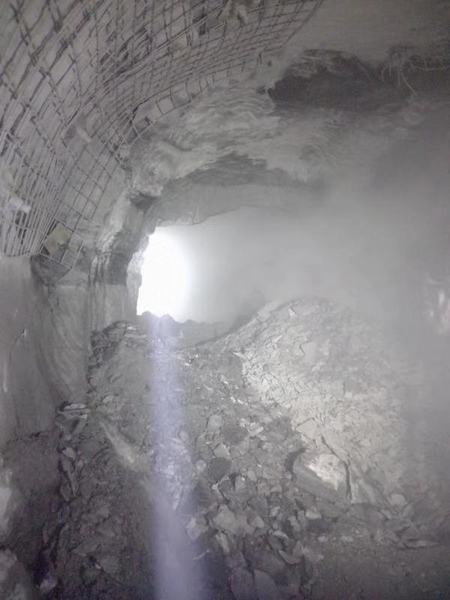 陜煤建設礦建二公司車村項目部：3101工作面回風順槽聯(lián)絡巷與3-2煤西翼輔助運輸大巷貫通