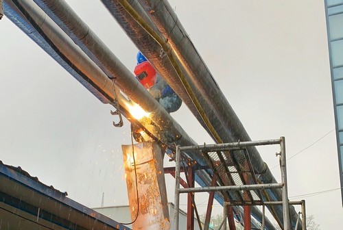 陜煤建設洗選煤運營公司第二項目部：安裝工人冒雨搶修 熱水管路恢復正常