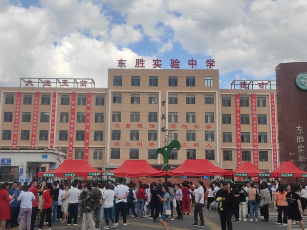 陜煤建設(shè)銅煤公司第五項目部開展“助力中考，愛心送水”志愿服務(wù)活動