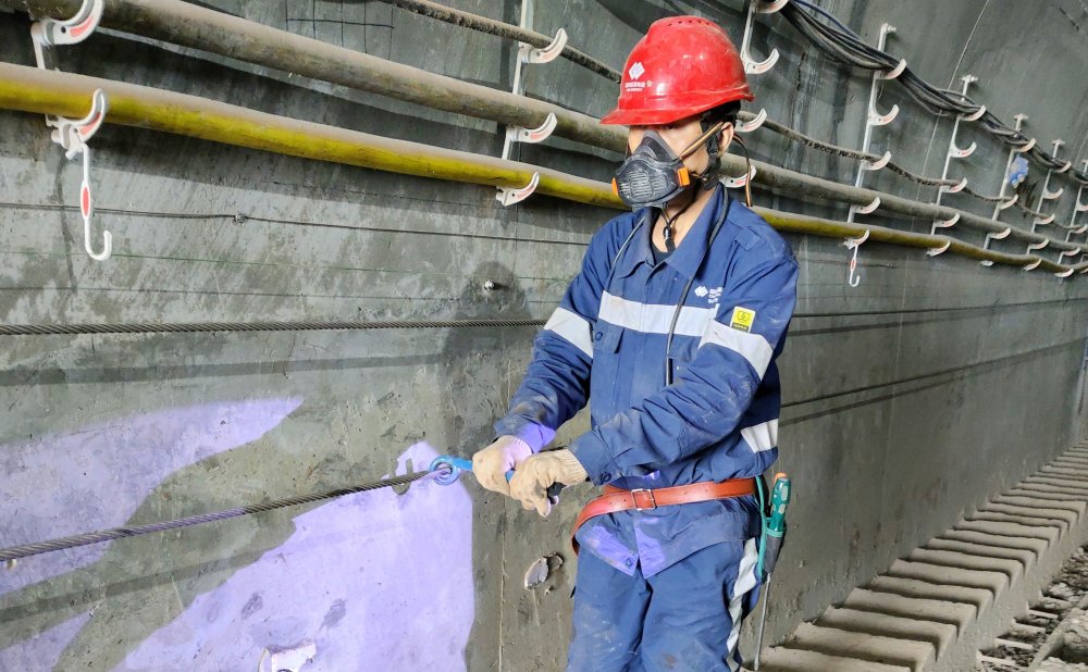 爬坡不用“喘粗氣”！玻璃溝煤礦行人助行裝置投運，省力更暖心