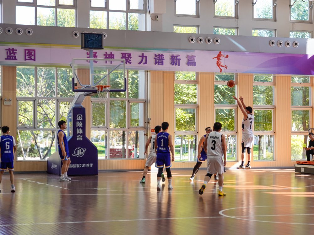 以球會友促協(xié)作 賽場拼搏展風(fēng)采